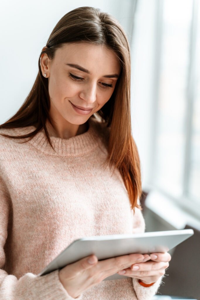 Lady with tablet Frau mit Tablet – My Body Transformation E-Books als hilfreiche Produkte für Schönheits-OPs