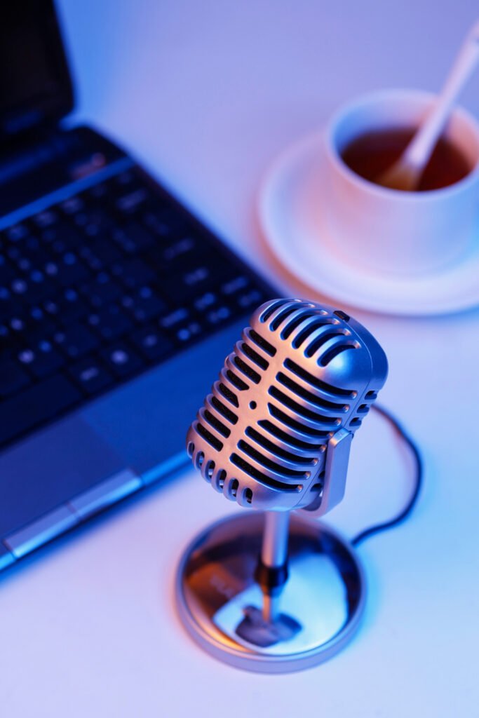 Mikrofon, Laptop und Kaffee Mikrofon, Laptop und Kaffee
