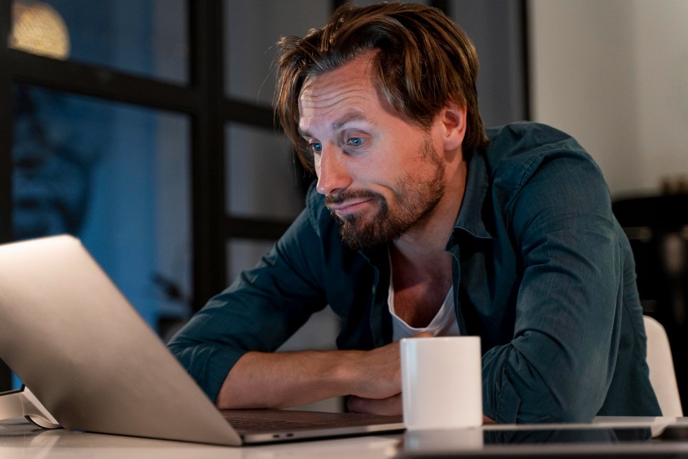 Mann gelangweilt vor dem PC Mann gelangweilt vor dem PC